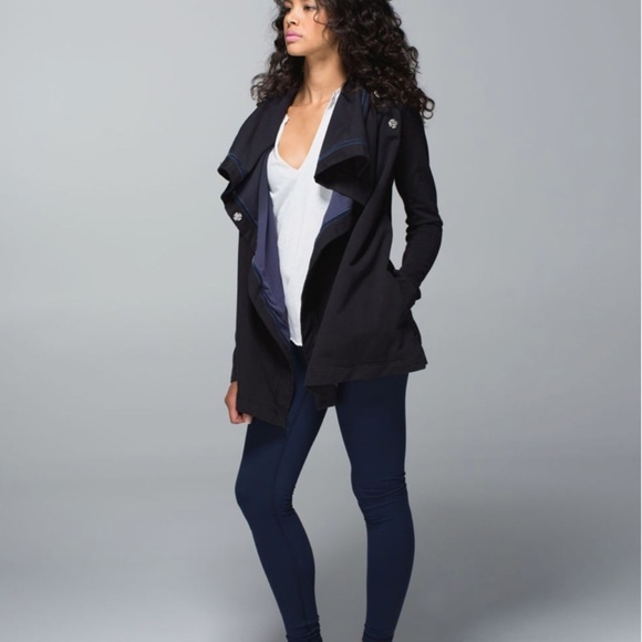 Lululemon Savasana Wrap in Black (Size 4) - Picture 2 of 11